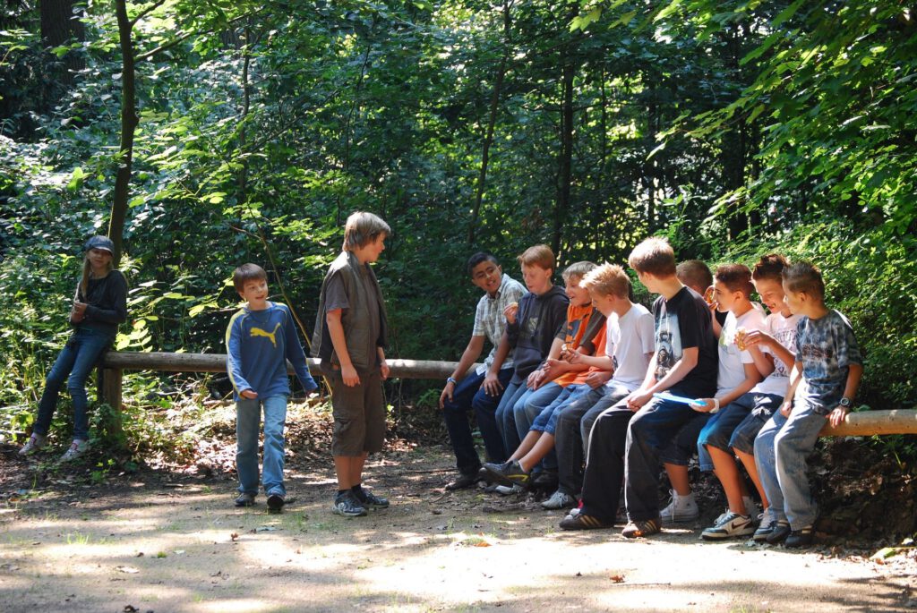 Bild einer Kindergruppe mit Aufpasser